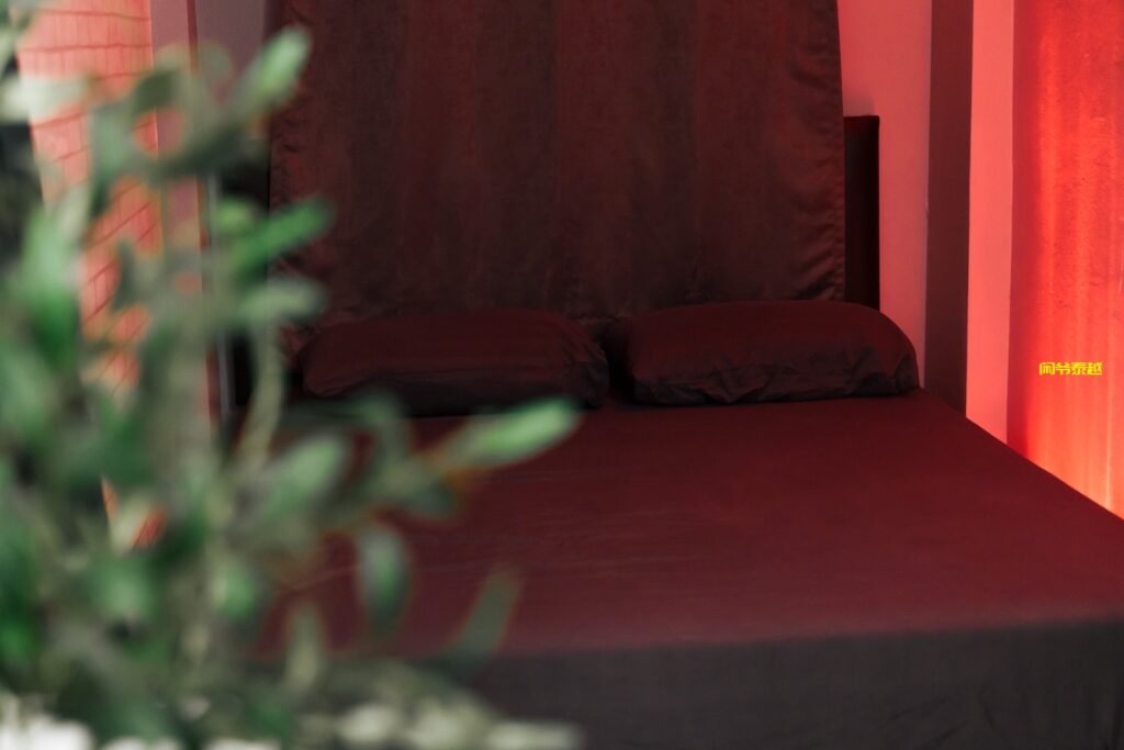 曼谷日按Airi nuru massage,情色沙发上玩转角色扮演,羽毛式调情与终极爱爱-东南亚闲爷